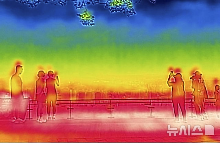 [서울=뉴시스] 정병혁 기자 = 서울 중구 남산에서 바라본 도심이 붉게 보이고 있다. 열화상 카메라로 촬영한 사진은 온도가 높을수록 붉은색, 낮을수록 푸른색을 나타낸다. 2024.08.11. jhope@newsis.com