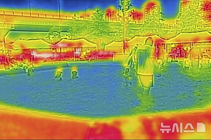 [서울=뉴시스] 정병혁 기자 = 11일 서울 영등포구 안양천에서 열린 안양천 여름축제 대피서에 마련된 물놀이장을 찾은 어린이들이 즐거운 시간을 보내고 있다. 열화상 카메라로 촬영한 사진은 온도가 높을수록 붉은색, 낮을수록 푸른색을 나타낸다. 2024.08.11. jhope@newsis.com