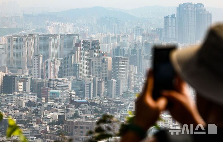 [서울=뉴시스] 황준선 기자 = 사진은 지난 11일 서울 남산에서 바라본 아파트 밀집 지역의 모습. 2024.08.11. hwang@newsis.com