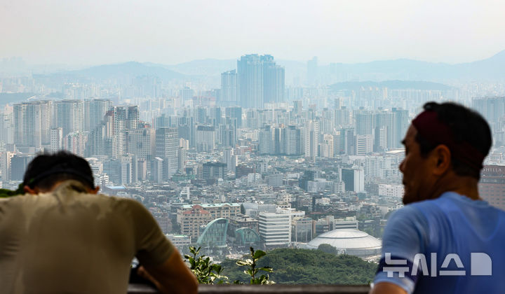 [서울=뉴시스] 황준선 기자 = 한국부동산원의 주택 유형별 매매 거래 통계에 따르면 올해 1∼6월 전국 주택 매매는 31만751건 중 아파트 매매량이 23만6천374건으로 전체의 76.1%를 기록했다. 이는 한국부동산원이 관련 통계를 공개하기 시작한 2006년 이래 상반기 기준 가장 높은 비중이다. 사진은 11일 서울 남산에서 바라본 아파트 밀집 지역의 모습. 2024.08.11. hwang@newsis.com