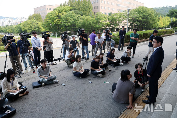 [과천=뉴시스] 김명년 기자 = 심우정 검찰총장 후보 지명자가 11일 오후 경기 과천시 법무부 청사 앞에서 기자회견을 열고 지명 소감을 밝히고 있다. 2024.08.11. kmn@newsis.com