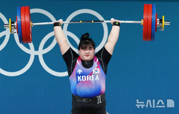 [파리=뉴시스] 김진아 기자 = 박혜정이 11일(현지시각) 프랑스 파리 사우스 파리 아레나6에서 열린 2024 파리 올림픽 역도 여자 81kg 이상급 경기에서 용상 2차 시기 168kg을 성공하고 있다. 2024.08.11 bluesoda@newsis.com