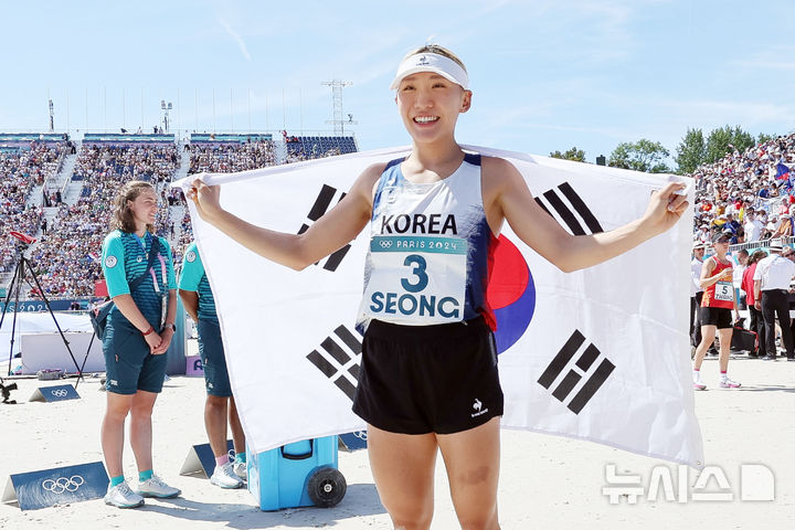 [베르사유=뉴시스] 최동준 기자 = 성승민이 11일(현지시각) 프랑스 베르사유 궁전에서 열린 2024 파리 올림픽 근대5종 여자 결승 레이저 런 경기에서 동메달을 확정한 뒤 태극기를 들고 기뻐하고 있다. (공동취재) 2024.08.11. photo@newsis.com