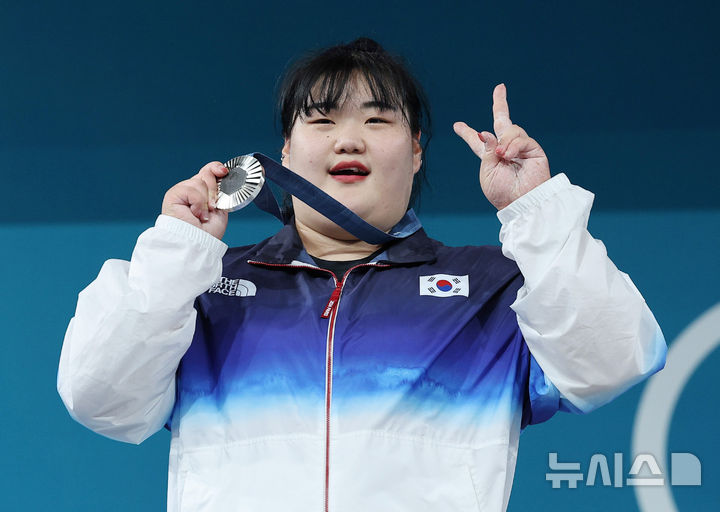 [파리=뉴시스] 김진아 기자 = 박혜정이 11일(현지시각) 프랑스 파리 사우스 파리 아레나6에서 열린 2024 파리 올림픽 역도 여자 81kg 이상급 시상식에서 은메달을 목에 걸고 포즈를 취하고 있다. (공동취재) 2024.08.11 photo@newsis.com