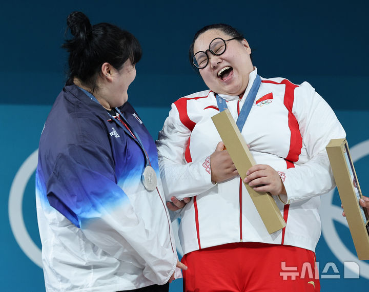 [파리=뉴시스] 김진아 기자 = 은메달을 확정한 박혜정과 동메달을 확정한 영국 에밀리 캠벨이 11일(현지시각) 프랑스 파리 사우스 파리 아레나6에서 열린 2024 파리 올림픽 역도 여자 81kg 이상급 시상식에서 금메달을 확정한 중국 리원원이 시상대에 오르며 세리머니를 하자 함께 축하해주고 있다. (공동취재) 2024.08.11 photo@newsis.com