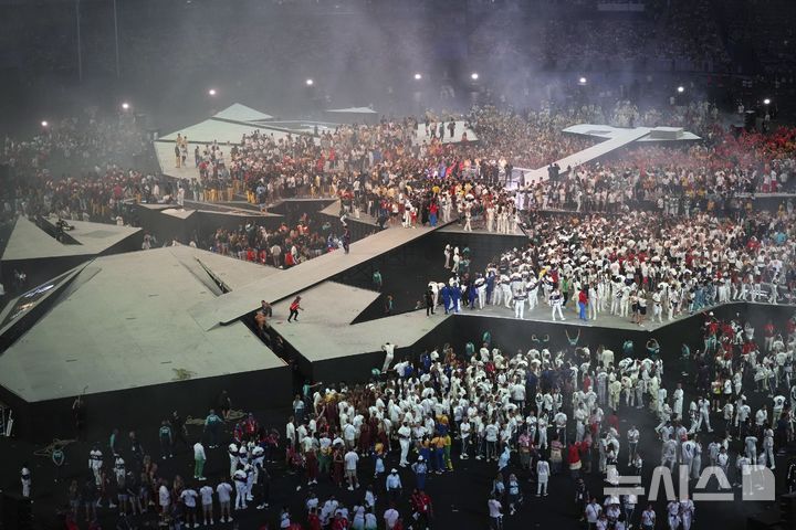 [생드니=AP/뉴시스] 프랑스 록 밴드 피닉스가 12일(한국시각) 프랑스 생드니의 스타드 드 프랑스에서 열린 '2024 파리올림픽' 폐회식에서 공연을 펼치고 있다. 2024.08.12.