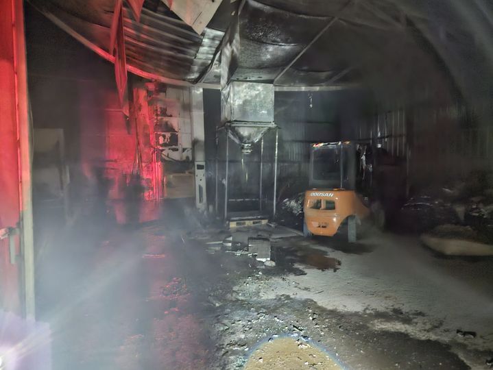 [나주=뉴시스] 12일 밤 12시 47분께 전남 나주시 반남면 한 고추건조기 보관 창고에서 불이 나 소방 당국에 의해 58분 만에 꺼졌다. (사진 = 전남 나주소방서 제공) 2024.08.12. photo@newsis.com *재판매 및 DB 금지