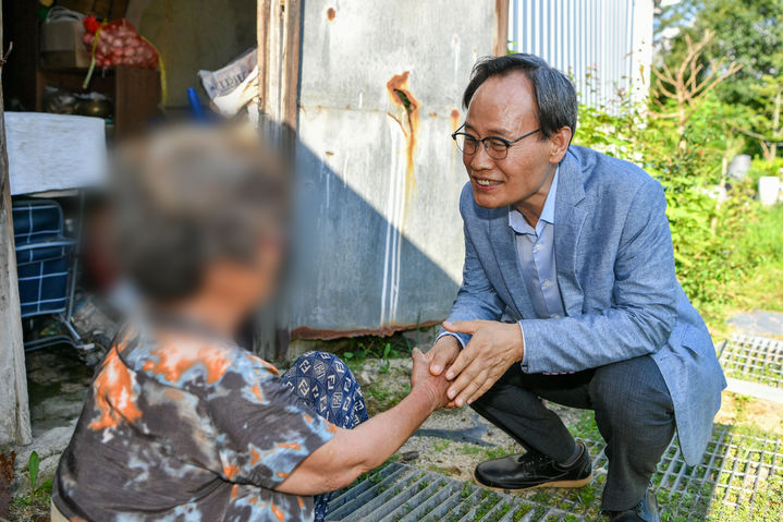 [영주=뉴시스] 박남서 영주시장이 홀몸 어르신 가구를 방문해 폭염에 따른 어려움을 듣고 있다. (사진=영주시 제공) 2024.08.12. photo@newsis.com *재판매 및 DB 금지