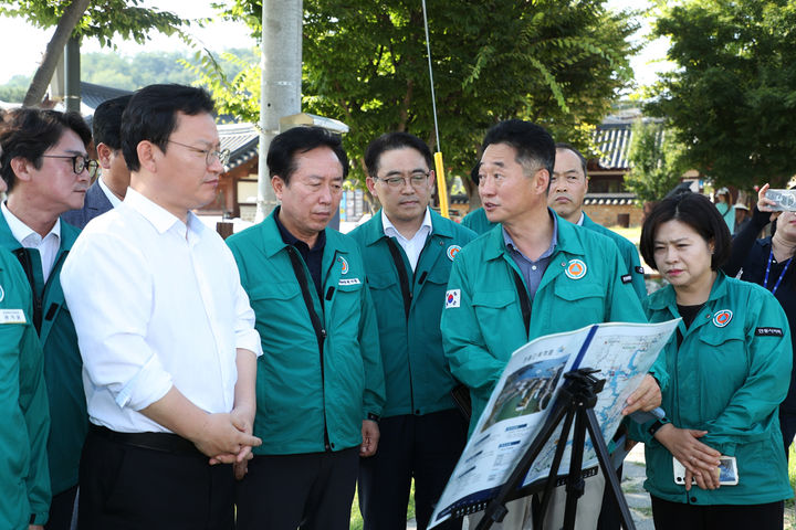 김형동 의원과 권기창 안동시장이 11일 안동댐 녹조발생 현장을 방문해 구인도 한국수자원공사 안동권지사장으로부터 현황을 보고받고 있다. (사진=안동시 제공) *재판매 및 DB 금지