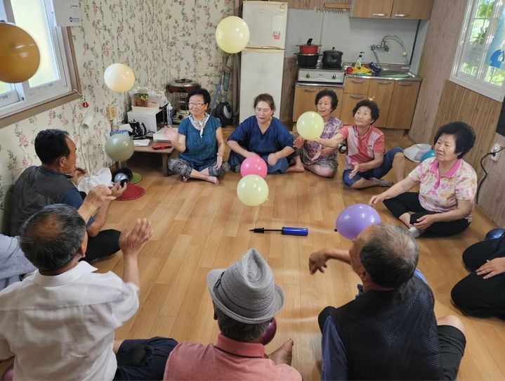 [부산=뉴시스] 미등록 경로당 이용 어르신들이 여가활동 프로그램을 즐기고 있다. (사진=렛츠런파크 부산경남 제공) 2024.08.12. photo@newsis.com *재판매 및 DB 금지