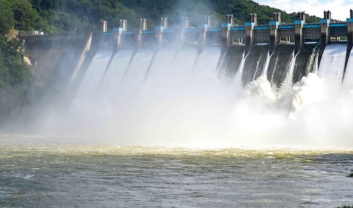 [화천=뉴시스]&nbsp; 화천댐&nbsp; 방류 모습. 화천군 제공. *재판매 및 DB 금지