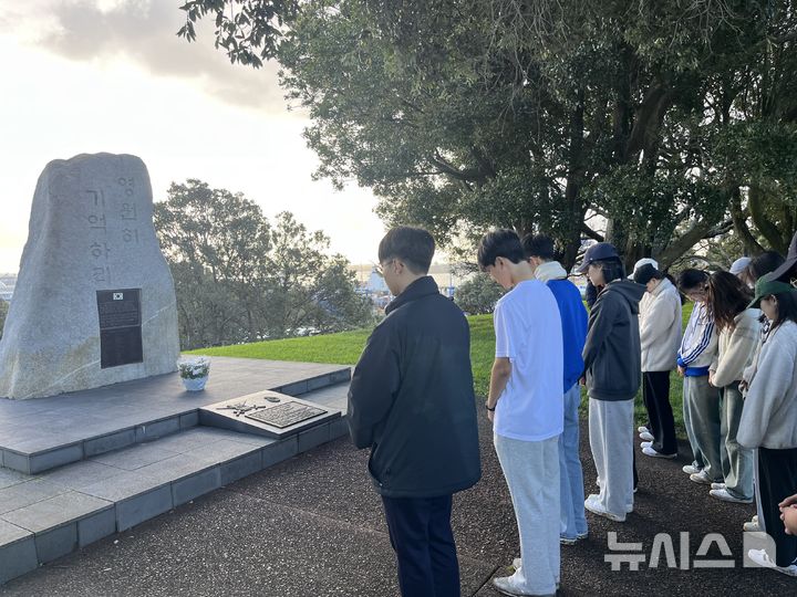 [수원=뉴시스]오클랜드 한국전 참전기념비 방문