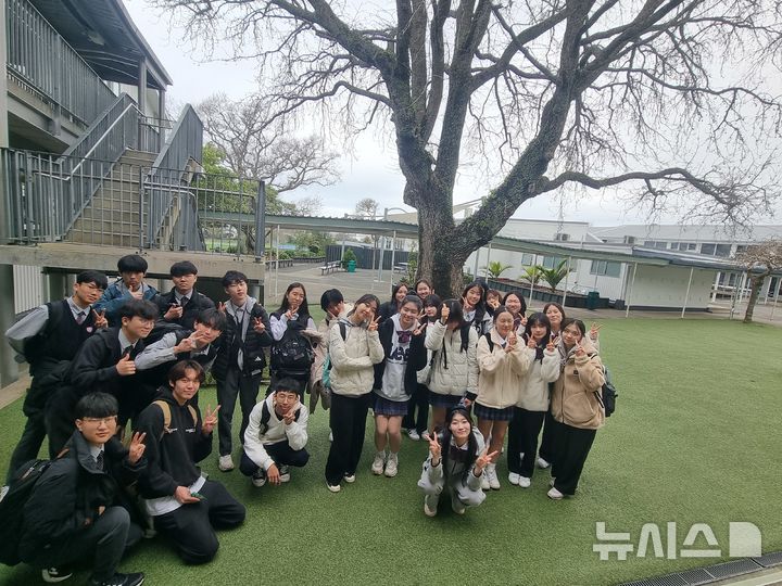 [수원=뉴시스]노스 코트컬리지에서의 청명고 학생들(사진제공=청명고)