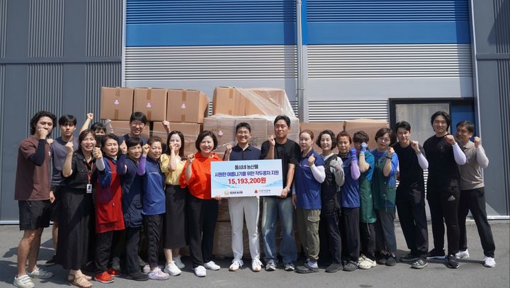 [광주=뉴시스] 광주사회복지공동모금회는 지역 농수산물 직거래 플랫폼 업체 '돌쇠네농산물'이 고물가로 침체된 경제상황 속 어려움을 겪는 이웃을 위해 광산구에 1500만원 상당 식품을 기탁했다고 12일 밝혔다. (사진=광주사랑의열매 제공) 2024.08.12. photo@newsis.com *재판매 및 DB 금지