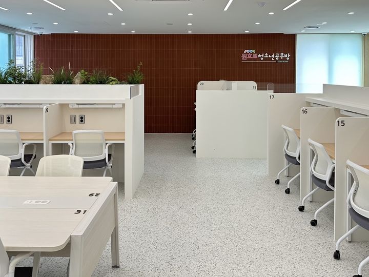 [서울=뉴시스]원효로 스터디카페형 청소년공부방 개별 학습석 및 개방석. 2024.08.12. (사진=용산구 제공) *재판매 및 DB 금지
