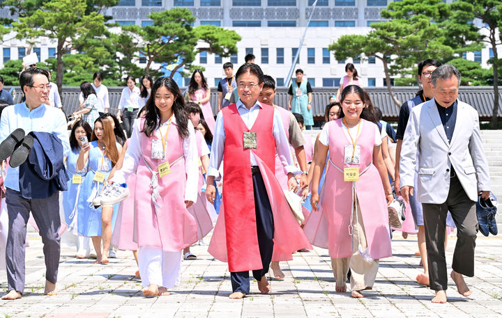 [안동=뉴시스] 12일 경북도청에서 이철우 경북지사와 맨발걷기를 하고 있는 재외동포 청소년들. (사진=경북도 제공) 2024.08.12 *재판매 및 DB 금지