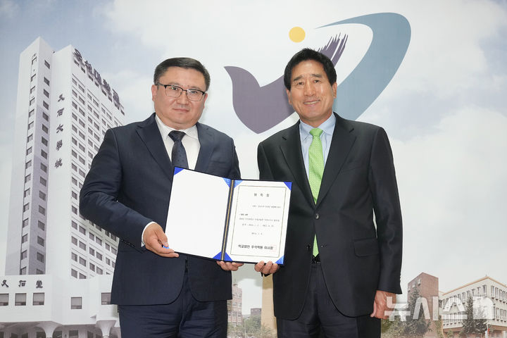 [완주=뉴시스]윤난슬 기자 = 전북 우석대학교는 플라토브 무키딘 에감베르비치(왼쪽) 사마르칸트경제대학교 총장을 석좌교수에 위촉했다고 12일 밝혔다.(사진=우석대 제공)