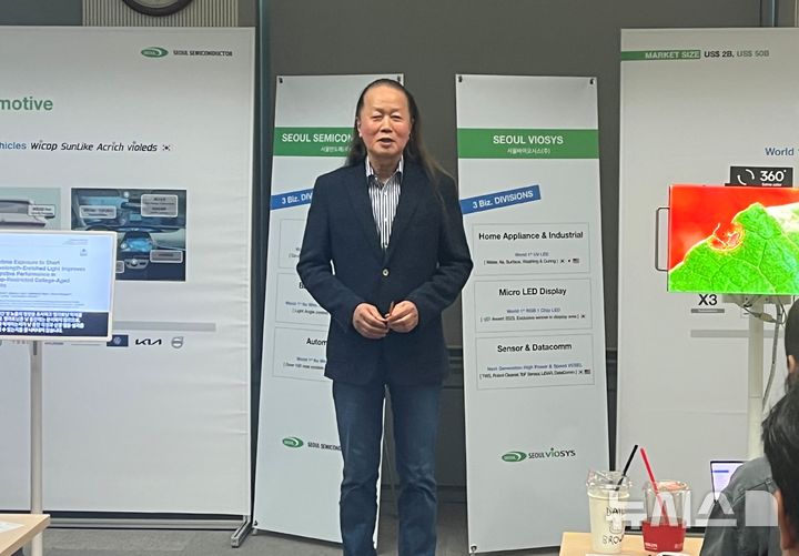 [서울=뉴시스]이현주 기자 = 이정훈 서울반도체 대표이사가 12일 오후 서울 영등포구 한국거래소에서 올해 2분기 실적발표회를 진행하고 있다. lovelypsyche@newsis.com