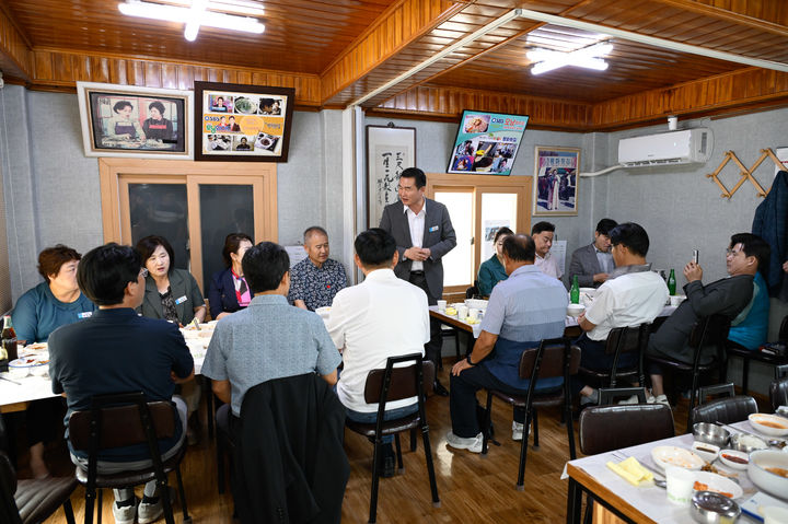 [거제=뉴시스] 신정철 기자= 거제시는 12일 사등면 성포항에서 어업인, 성포항 식당연합회, 거제대학 및 거제시의회와 함께 쥐치 수산물의 특화추진을 위해 협업 방안을 논의했다.사진은 박종우 시장이 “거제시는 바다를 품고 있어 싱싱하고 다양한 해산물이 생산되고 있으나, 타 지자체에 비해 지역 수산물에 대한 마케팅과 브랜딩이 부족했다”며 “코끼리 조개와 함께 쥐치 수산물 먹거리 특화거리 조성"에 협조를 요청하고 있다.(사진=거제시 제공).2024.08.12. photo@newsis.com *재판매 및 DB 금지