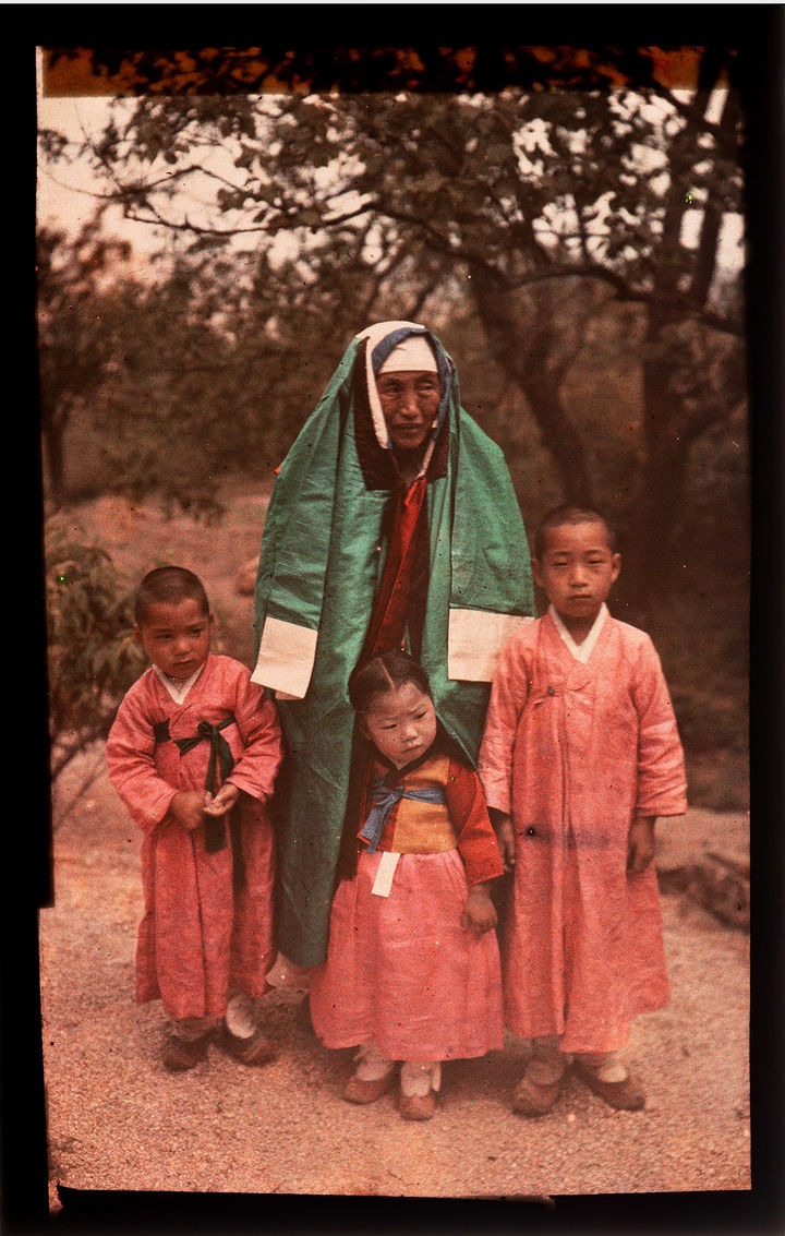 [서울=뉴시스] 장옷입은 할머니와 손주들 (오토크롬) 노르베르트 베버(1911)  (사진=국외소재문화유산재단 제공) 2024.08.12. photo@newsis.com *재판매 및 DB 금지