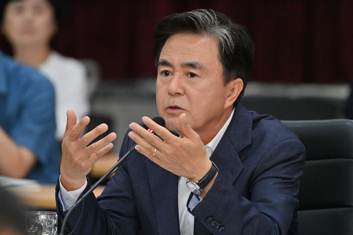 [홍성=뉴시스] 김태흠 충남지사가 도 산하 공공기관장 회의를 주재하고 있다. *재판매 및 DB 금지