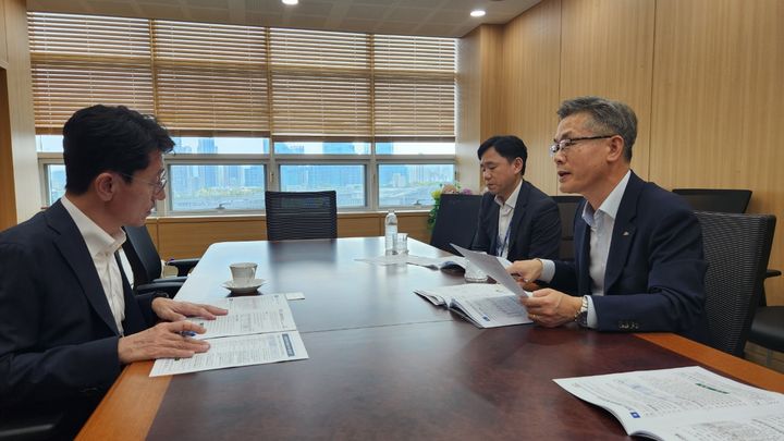 [제주=뉴시스] 진명기(오른쪽) 제주도 행정부지사가 12일 기획재정부를 방문, 김윤상 제2차관을 만나 제주 지역 현안 해결을 위한 국비 지원을 요청하고 있다. (사진=제주도 제공) 2024.08.12. photo@newsis.com *재판매 및 DB 금지