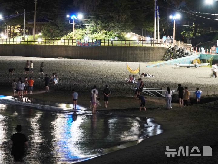 [제주=뉴시스] 오영재 기자 = 28일 연속 열대야가 이어지고 있는 12일 오후 제주시 이호테우해수욕장에서 주민과 관광객들이 더위를 식히고 있다. 2024.08.13. oyj4343@newsis.com 