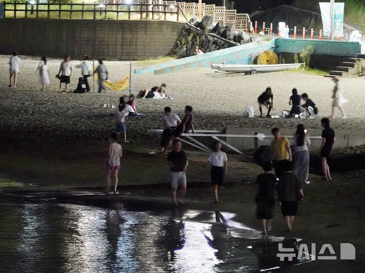 [제주=뉴시스] 오영재 기자 = 28일 연속 열대야가 이어지고 있는 12일 오후 제주시 이호테우해수욕장에서 주민과 관광객들이 해변을 걷고 있다. 2024.08.13. oyj4343@newsis.com 