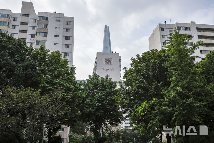 [서울=뉴시스] 정병혁 기자 = 서울 송파구 장미1·2·3차 아파트가 녹지와 수변 공간을 품은 최고 49층 4800가구 주거단지로 탈바꿈한다. 서울시는 잠실 한강변 마지막 재건축 단지로 꼽히는 장미1·2·3차 아파트 신속통합기획(신통기획)을 확정했다고 밝혔다. 사진은 12일 서울 송파구 장미아파트. 2024.08.12. jhope@newsis.com