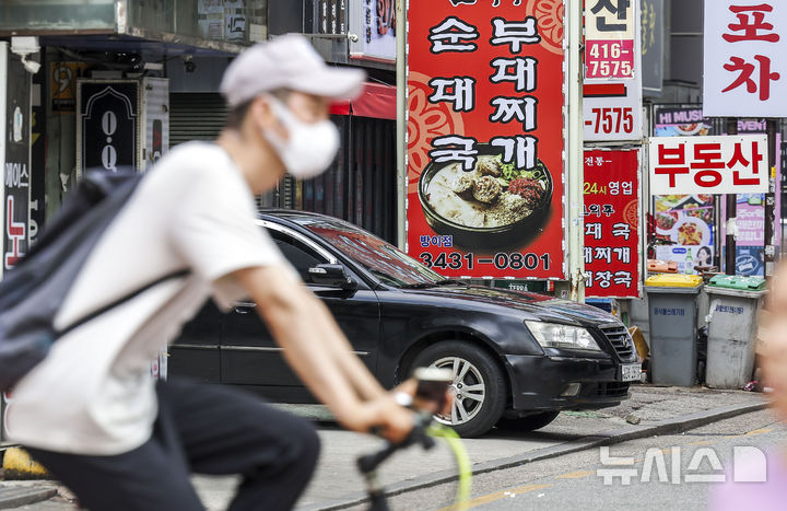 [서울=뉴시스] 정병혁 기자 = 12일 서울의 한 먹자골목에 음식점 메뉴판이 놓여 있다.  경기 침체와 인플레이션으로 외식업 경기가 부진을 겪고 있는 것으로 나타났다. '2분기 외식산업경기동향지수'에 따르면 2분기 외식산업 경기동향지수는 75.60으로 지난 분기 대비 3.68포인트(p) 낮아졌다. 해당 지수는 지난해 2분기부터 3개 분기 연속으로 하락하다 올 1분기 반등했으나, 1분기 만에 다시 하락 전환했다. 2024.08.12. jhope@newsis.com