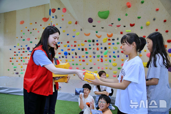 광주 북구 드론스포츠파크에서 열린 광주신세계 주최 지역 아동 클라이밍 체험 행사. (사진=광주신세계 제공) photo@newsis.com