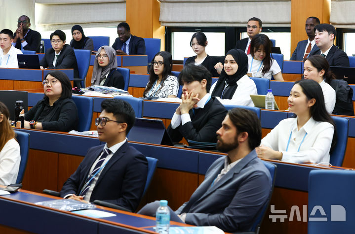 [서울=뉴시스] 황준선 기자 = 12일 오전 서울 서대문구 연세대학교에서 열린 한국국제모의유엔 개회식에서 참가자들이 서창록 고려대학교 교수의 기조연설을 듣고 있다. 이번 행사에는 글로벌 피스 코어 참가자 및 대한민국 거주 청년 120명이 참여해 북한 이탈 주민과 난민의 인권과 자유를 위한 결의안을 작성할 계획이다. 2024.08.12. hwang@newsis.com
