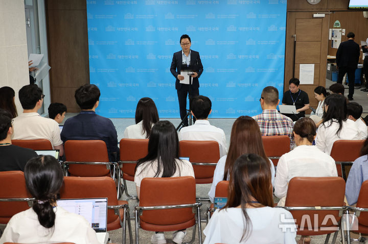 [서울=뉴시스] 권창회 기자 = 정봉주 더불어민주당 최고위원 후보가 12일 오전 서울 여의도 국회 소통관에서 기자회견을 열고 '이재명팔이' 세력에 대한 문제의식과 대응 계획을 밝히고 있다. 2024.08.12. kch0523@newsis.com