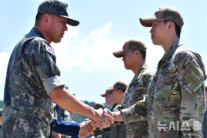 [진해=뉴시스] 차용현 기자 = 12일 오전 경남 창원시 진해구 진해군항에서 열린 청해부대 42진 파병 복귀 환영 행사에서 최성혁 해군작전사령관(왼쪽)이 파병복귀 부대원을 격려하고 있다. 2024.08.12.con@newsis.com