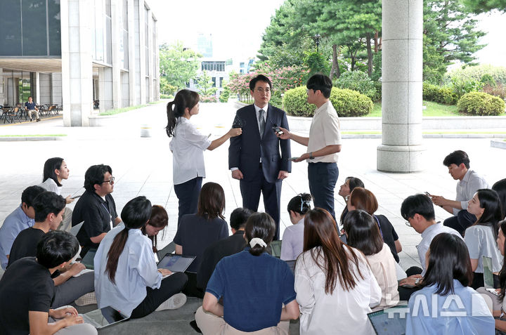 [서울=뉴시스] 김금보 기자 = 심우정 검찰총장 후보자가 12일 오후 서울 서초구 서울고등검찰청에 마련된 인사청문회 준비 사무실로 첫 출근을 하며 취재진 질문에 답하고 있다. 2024.08.12. kgb@newsis.com