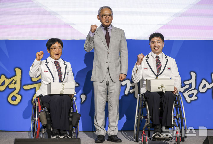 [서울=뉴시스] 정병혁 기자 = 유인촌 문화체육관광부 장관이 12일 서울 송파구 올림픽파크텔에서 열린 2024 파리 패럴림픽대회 대한민국 선수단 결단식에서 대한민국 선수단 대표인 김영건과 이도연 선수에게 손편지를 전달한 뒤 기념촬영을 하고 있다. 2024.08.12. jhope@newsis.com