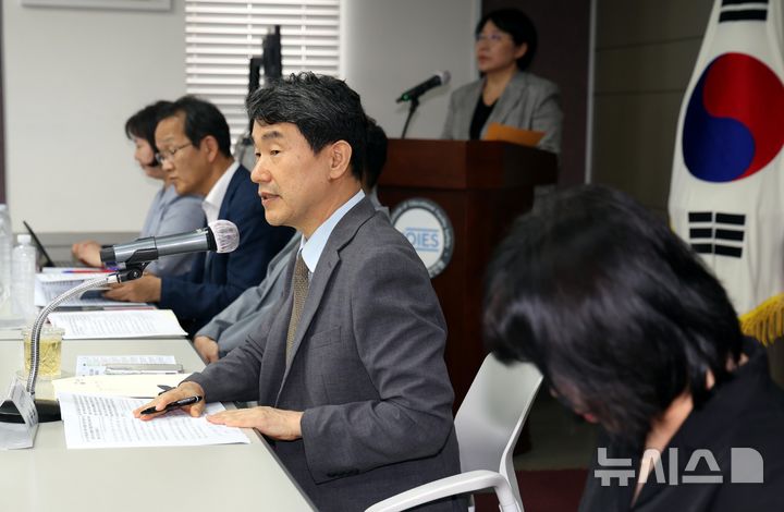 [서울=뉴시스] 조성봉 기자 = 이주호 사회부총리 겸 교육부 장관이 12일 오후 서울 여의도 한국교육시설안전원에서 열린 부총리-출입기자단 간담회에서 의대증원 등 현안 관련 취재진의 질문에 답변하고 있다.   2024.08.12. suncho21@newsis.com