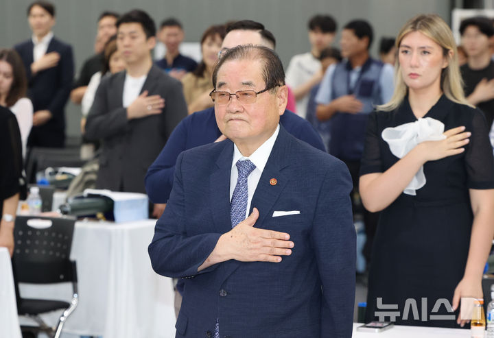 [서울=뉴시스] 황준선 기자 = 이종찬 광복회장이 12일 오후 서울 서대문구 대한민국임시정부 기념관에서 열린 제79주년 광복절 기념 독립유공자 후손 대한민국 국적증서 수여식에서 국민의례를 하고 있다. 2024.08.12. hwang@newsis.com