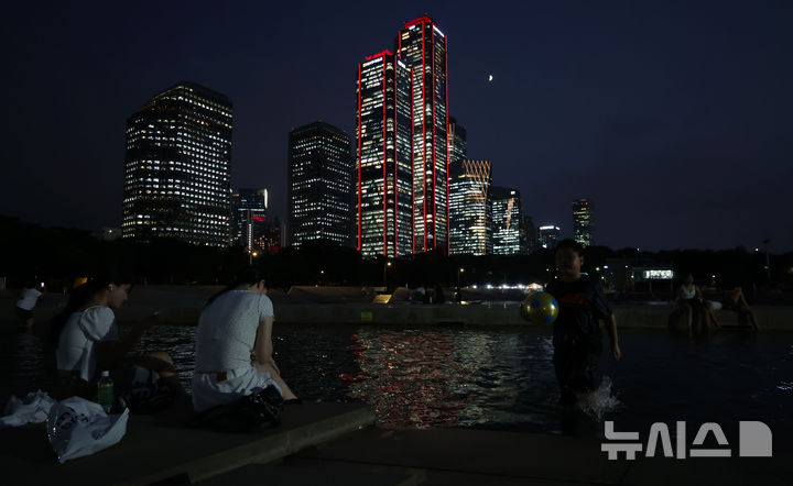 [서울=뉴시스] 홍효식 기자 = 22일 연속 열대야가 이어지고 있는 12일 오후 서울 영등포구 여의도한강공원 물빛광장을 찾은 시민들이 더위를 식히고 있다. 2024.08.12. yesphoto@newsis.com