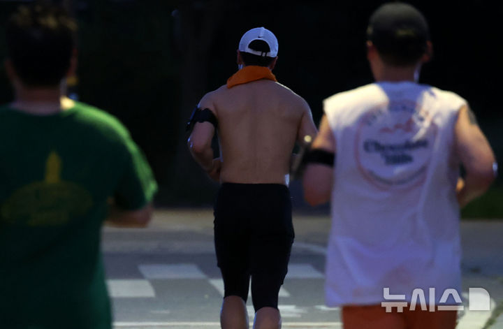 [서울=뉴시스] 홍효식 기자 = 지난 8월12일 오후 서울 영등포구 여의도한강공원 물빛광장 인근에서 한 시민이 윗옷을 벗고 러닝하고 있다. 2024.08.12. yesphoto@newsis.com