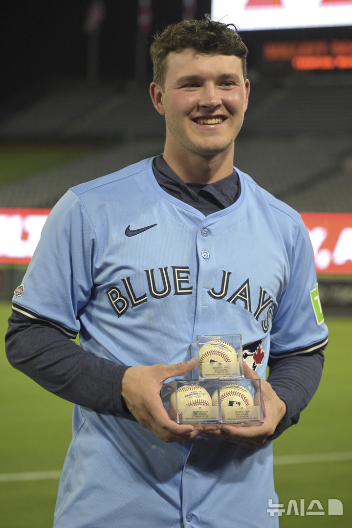 [애너하임=AP/뉴시스]토론토 블루제이스 윌 와그너가 13일(한국시간) 미국 캘리포니아 애너하임에서 열린 LA 에인절스와 경기에서 데뷔전을 치른 뒤 3안타 기념 공을 들고 있다. 2024.08.13.