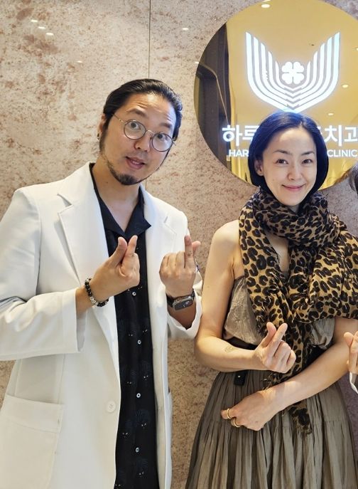 [서울=뉴시스] 서울 지하철 2호선 강남역 역명에 그룹 자우림의 보컬 김윤아(50)의 남편이자 VJ 출신 치과 의사인 김형규(48)가 수석 원장으로 몸담은 치과 이름이 함께 붙게 됐다. (사진=하루플란트치과의원 인스타그램) *재판매 및 DB 금지