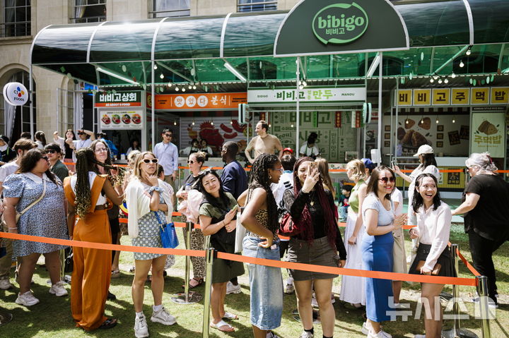 [서울=뉴시스] 코리아하우스 야외 정원의 비비고 시장에서 음식을 사기 위해 기다리는 관람객들. (사진= CJ그룹 제공)