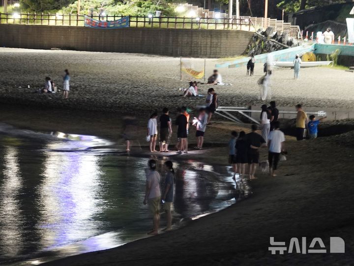 [제주=뉴시스] 오영재 기자 = 8월12일 오후 제주시 이호테우해수욕장에서 주민과 관광객들이 더위를 식히고 있다. 2024.08.13. oyj4343@newsis.com 