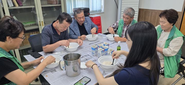 [밀양=뉴시스] 안지율 기자 = 밀양시 새마을회가 자원순환 리사이클링 교육을 하고 있다. (사진=밀양시 제공) 2024.08.13. photo@newsis.com  *재판매 및 DB 금지