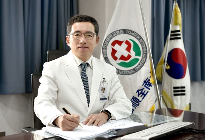 [화순=뉴시스] 화순전남대병원장인 핵 의학과 민정준 교수. (사진=화순전남대병원 제공) 2024.08.13. photo@newsis.com *재판매 및 DB 금지