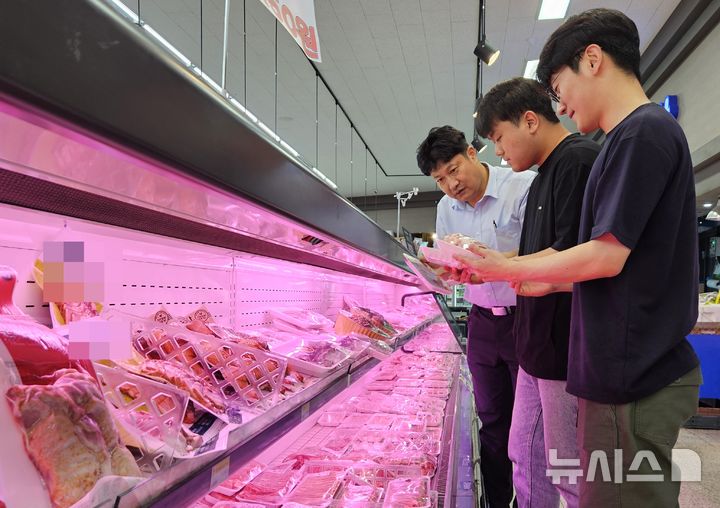 [전주=뉴시스]윤난슬 기자 = 국립농산물품질관리원 전북지원(이하 농관원 전북지원)은 여름 휴가철을 맞아 축산물을 중심으로 원산지 표시에 대한 집중 단속을 진행한 결과 19곳을 적발했다고 13일 밝혔다.(사진=농관원 전북지원 제공)