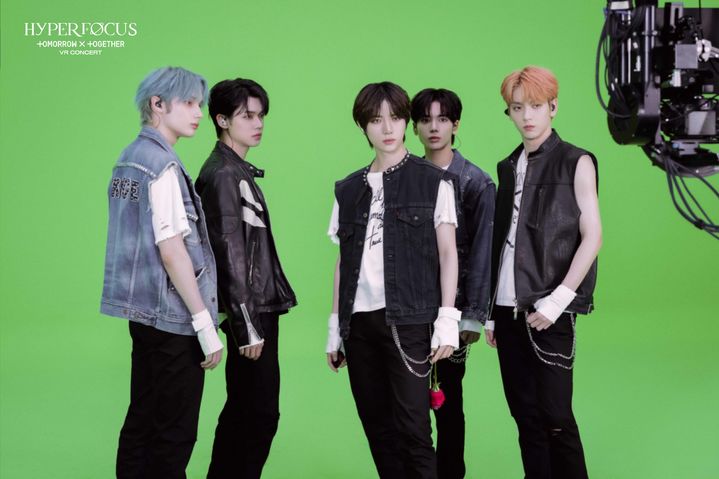 [서울=뉴시스] 그룹 '투모로우바이투게더'의 '하이퍼포커스 : 투모로우바이투게더 VR 콘서트' 스틸이 13일 공개됐다. (사진=어메이즈VR 제공) 2024.08.13. photo@newsis.com *재판매 및 DB 금지