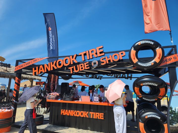 [양양=뉴시스] 유희석 기자 = 지난 9일 강원도 양양 현북면 하조대해안길에 있는 서피비치에 들어선 한국타이어의 팝업 스토어 모습. 타이어 모양의 튜브 대여소 콘셉트로 꾸며져 서피비치 방문객들의 눈길을 끌었다. 2024.0813 photo@newsis.com *재판매 및 DB 금지