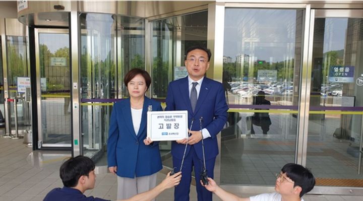 (왼쪽부터)정춘생·신장식 조국혁신당 의원이 13일 오전 경기 과천시 정부과천종합청사 앞에서 '정승윤 권익위 부위원장 직권남용 혐의 고발장 접수' 기자회견을 진행하고 있다. (사진=신장식 조국혁신당 의원 제공) *재판매 및 DB 금지